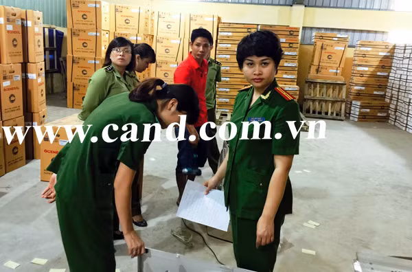 Thiếu tá Vũ Thị Hoàng Yến (bên phải) cùng đồng đội kiểm tra kho hàng, thu giữ thực phẩm chức năng giả.