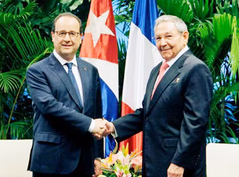 Tổng thống Pháp Francois (trái) và Chủ tịch Cuba Raul Castro tại buổi hội đàm. Ảnh: Cubadebate.