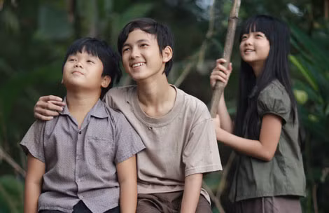 Hai anh em Thiều, Tường và Mận, ba nhân vật chính trong phim "Tôi thấy hoa vàng trên cỏ xanh".