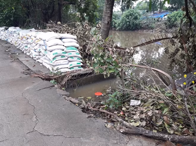 Nhiều đoạn các bao cát xếp thành bờ kè cách xa nhau. Công trình này đã làm trên dưới 1 tháng nhưng hiện vẫn ngổn ngang.