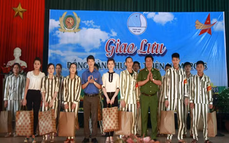 Lãnh đạo Trại giam Ngọc Lý và Hội Liên hiệp thanh niên tỉnh Bắc Giang tặng quà các phạm nhân cải tạo tốt.