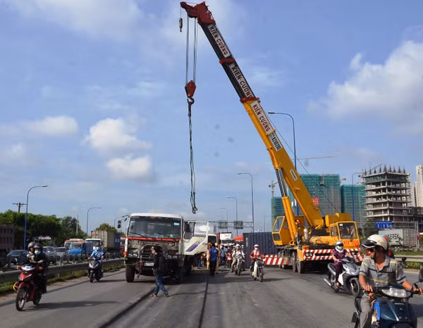Hiện trường đoạn đại lộ bị hư hỏng khiến các phương tiện gặp nạn.