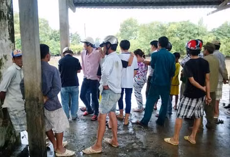 Người hiếu kỳ theo dõi việc tìm kiếm nạn nhân.