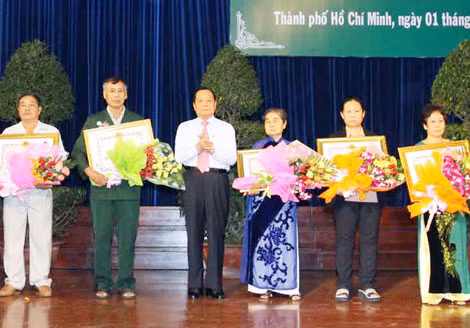 Đồng chí Lê Thanh Hải, Ủy viên Bộ Chính trị, Bí thư Thành ủy TP Hồ Chí Minh trao tặng danh hiệu Bà mẹ Việt Nam Anh hùng cho các mẹ và thân nhân. Ảnh: TTXVN.