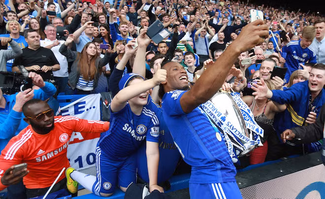 Drobga gắn bó với Chelsea từ hè 2004, và trừ đi ba mùa giải mà anh phiêu bạt qua Trung Quốc rồi Thổ Nhĩ Kỳ, anh đã có cả thảy chín năm phụng sự CLB thành London. Mùa này, dù tuổi tác đã cao và chỉ là dự bị, Drogba vẫn đá 26 trận, góp bốn bàn cho Chelsea (bảy bàn trên mọi đấu trường). Đây là lần thứ tư anh được nâng cao chiếc Cup vô địch Ngoại hạng Anh.