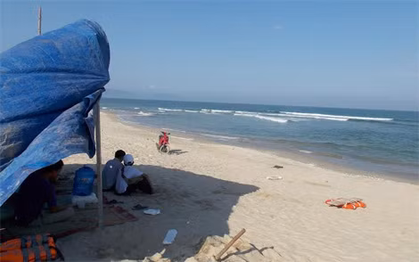 Huy động lực lượng tìm kiếm người bị sóng biển đánh trôi tại bán đảo Sơn Trà ảnh 7