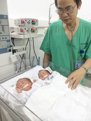 BS Nguyễn Ngọc Lợi, Giám đốc Trung tâm Chăm sóc và điều trị sơ sinh chăm sóc 2 cháu bé Thiên Ân - Thiên Bảo.