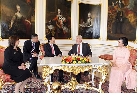 Tổng thống Cộng hòa Czech Milos Zeman cùng Phu nhân tiếp Chủ tịch nước Trương Tấn Sang cùng Phu nhân tại Phủ Tổng thống sáng 11-5. Ảnh: TTXVN