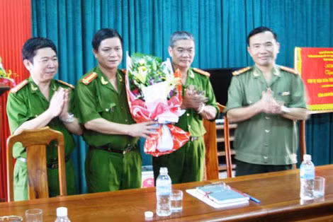 Lãnh đạo Công an tỉnh Quảng Bình tặng hoa chúc mừng lực lượng Cảnh sát hình sự sớm làm rõ vụ Hồ Nhật Linh giết thai phụ ở Bố Trạch.