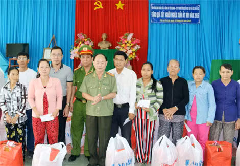 Đại tá Trần Kim Thẩm, Phó Tổng biên tập Báo CAND, ông Lâm Tấn Lợi và các đối tác, Công an thị xã Cai Lậy tặng quà Tết bà con nghèo xã Tân Phú.