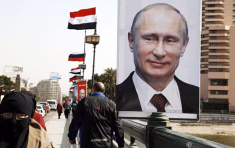 Áp phích tại thủ đô Cairo chào đón ông Putin thăm Ai Cập.