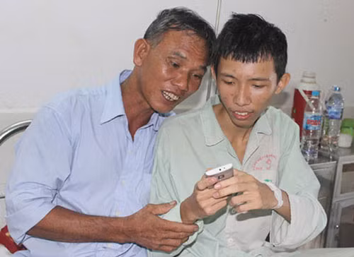 Lê Thành Khoa cùng người cha khi biết tin tốt nghiệp THPT quốc gia khối A 29,25 . Ảnh: Hà My.