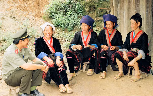 Công an Tủa Chùa tuyên truyền bà con chấp hành pháp luật, tích cực tham gia phong trào toàn dân bảo vệ an ninh Tổ quốc.