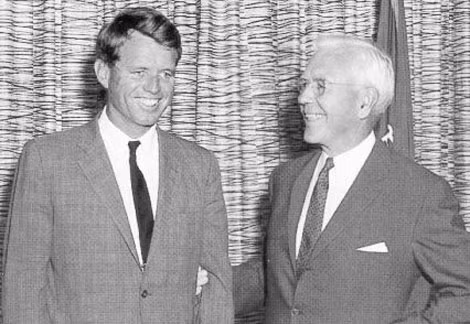 Ông McCone (phải) và Bộ trưởng Tư pháp Robert Kennedy.