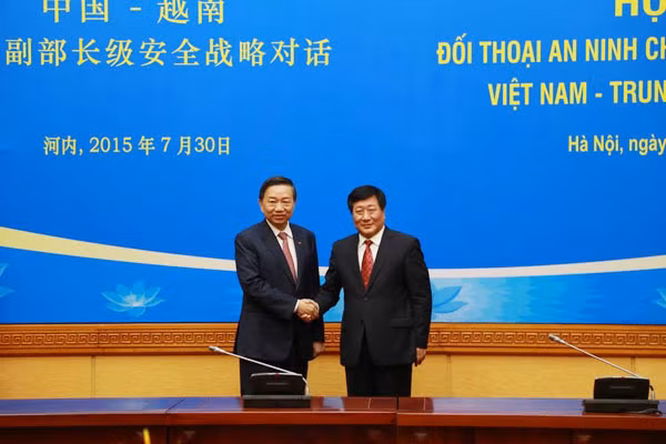 Thứ trưởng Bộ Công an Việt Nam Tô Lâm; Thứ trưởng Bộ An ninh Quốc gia Trung Quốc Đổng Hải Châu tại Hội nghị. Ảnh Việt Hưng.