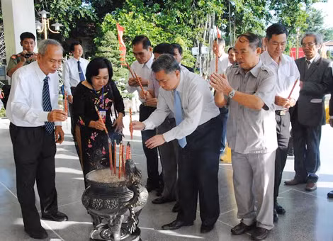Các đại biểu thành kính thắp nén hương tưởng nhớ nơi mộ phần cụ Phó bảng Nguyễn Sinh Sắc.
