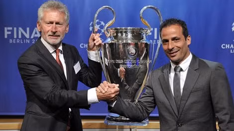 Đại diện của Bayern Paul Breitner và đại diện của Barca cùng chiếc Cup bạc Champions League sau khi kết quả rút thăm đưa những ông lớn của hai nền bóng Đức và Tây Ban Nha đụng đầu nhau.