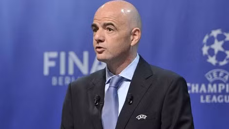 Tổng thư ký UEFA Gianni Infantino phát biểu hiện diện tại lễ bốc thăm.
