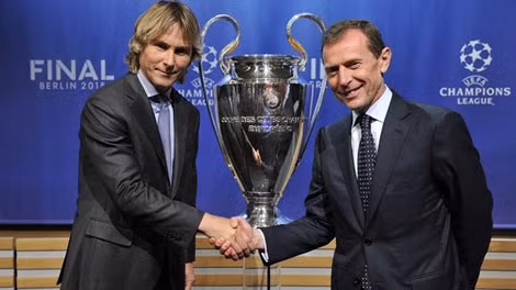 Pavel Nedved(đại diện cho Juventus) bắt tay Emilio Butragueno (đại diện cho Real) bắt tay nhau sau khi biết kết quả bốc thăm chia cặp vòng bán kết.