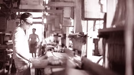 Công Trí tận tay coi sóc các thành phẩm lụa Lãnh Mỹ A.