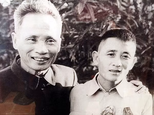 Thủ tướng Phạm Văn Đồng với Anh hùng Lao động Hồ Giáo.
