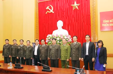 Thứ trưởng Bùi Văn Thành cùng các đại biểu tại buổi làm việc.