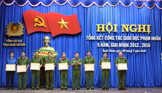 Thiếu tướng Đỗ Tá Hảo - Cục trưởng C86 trao bằng khen cho tập thể, cá nhân có thành tích xuất sắc trong công tác giáo dục phạm nhân.