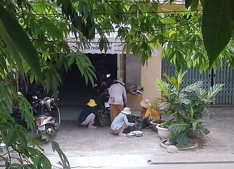 (ảnh chụp từ camera do người dân cung cấp): Hình ảnh những phụ nữ tự xưng là thầy thuốc người Chăm được camera của nhà một người dân tại Đà Nẵng ghi lại.