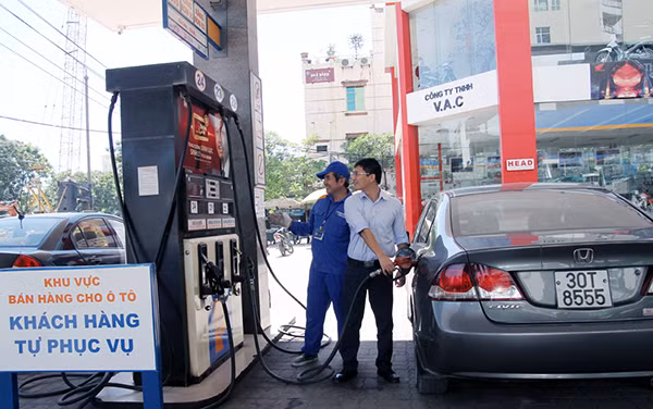 Khách hàng tự bơm xăng tại một cửa hàng.