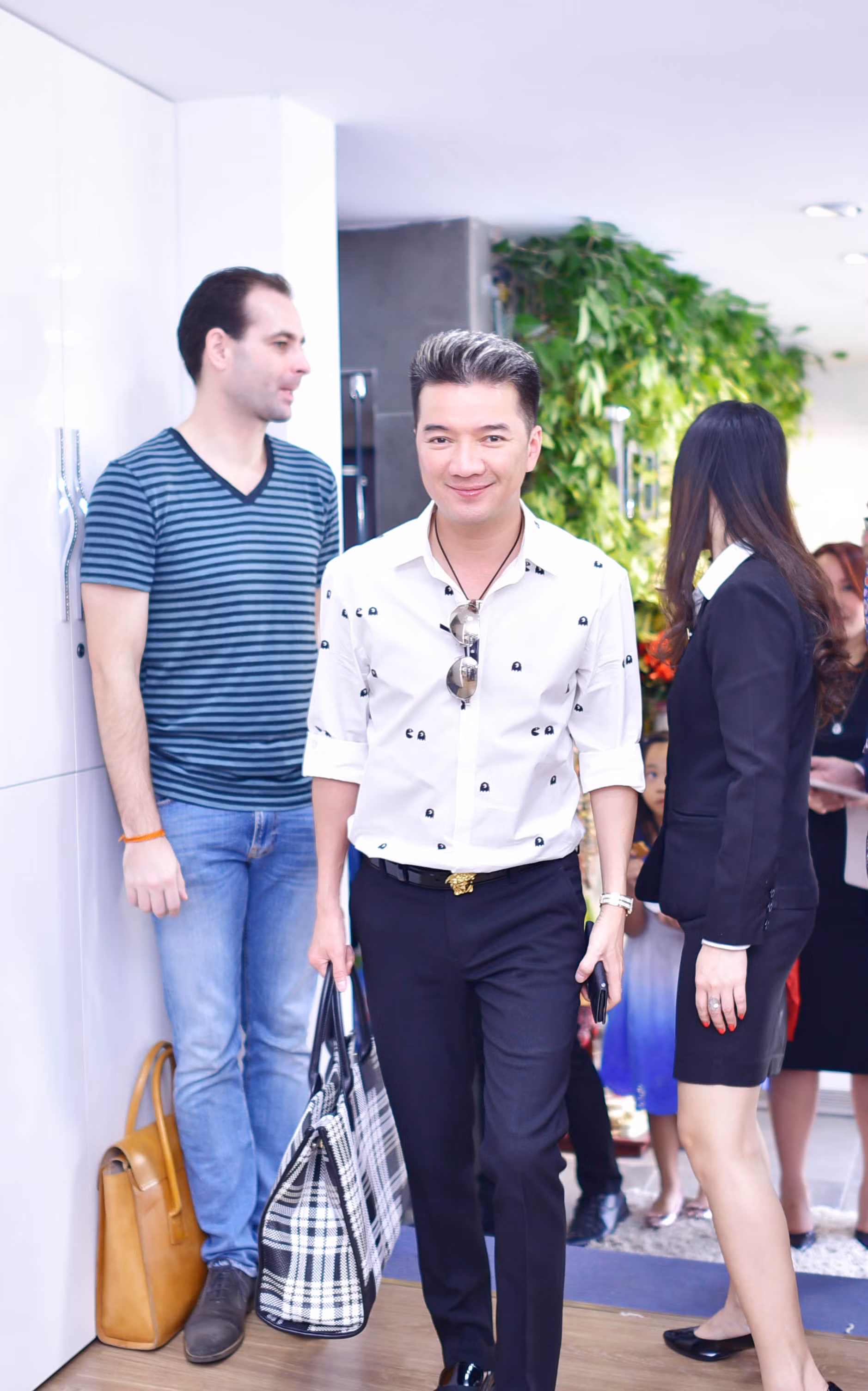 Tại trung tâm chăm sóc tóc nổi tiếng ở 34 Phùng Khắc Khoan, quận 1, TP. Hồ Chí Minh, các nghệ sĩ đã nhận được sự quan tâm, đón tiếp rất nhiệt tình. Đặc biệt, ca sĩ Đàm Vĩnh Hưng, Ngọc Thanh Tâm… còn bất ngờ được chính Caroline Greyl tự tay kiểm tra độ hư tổn, tư vấn bảo vệ, chăm sóc tóc.