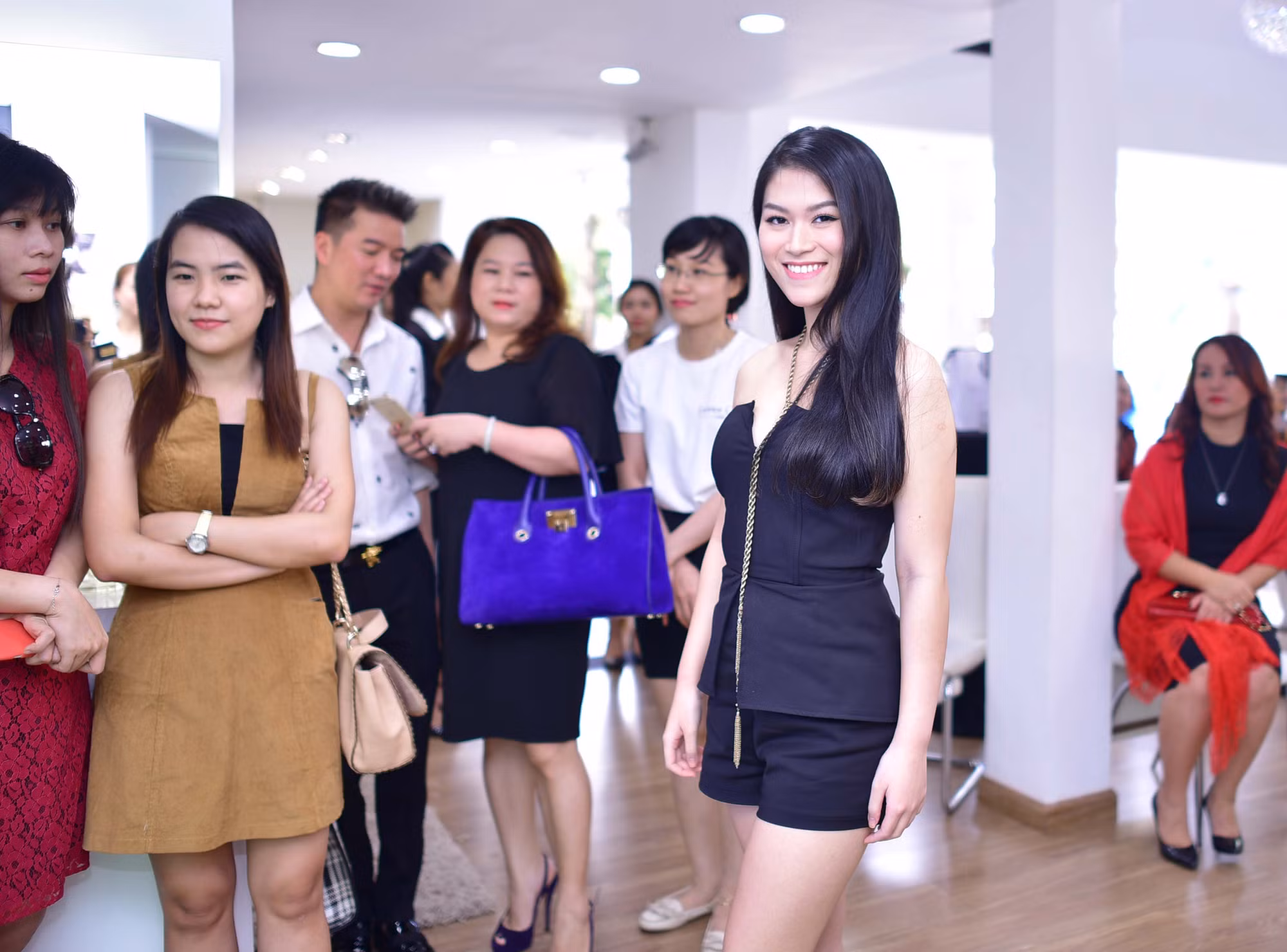 Sở dĩ có cuộc gặp gỡ đặc biệt này, bởi Caroline Greyl vừa sang thăm Việt Nam và có ý định mở rộng thương hiệu chăm sóc tóc Leonor Greyl tại TPHCM. Bà cảm thấy rất vui khi được trực tiếp trò chuyện, trao đổi với những nghệ sĩ nổi tiếng của Việt Nam.