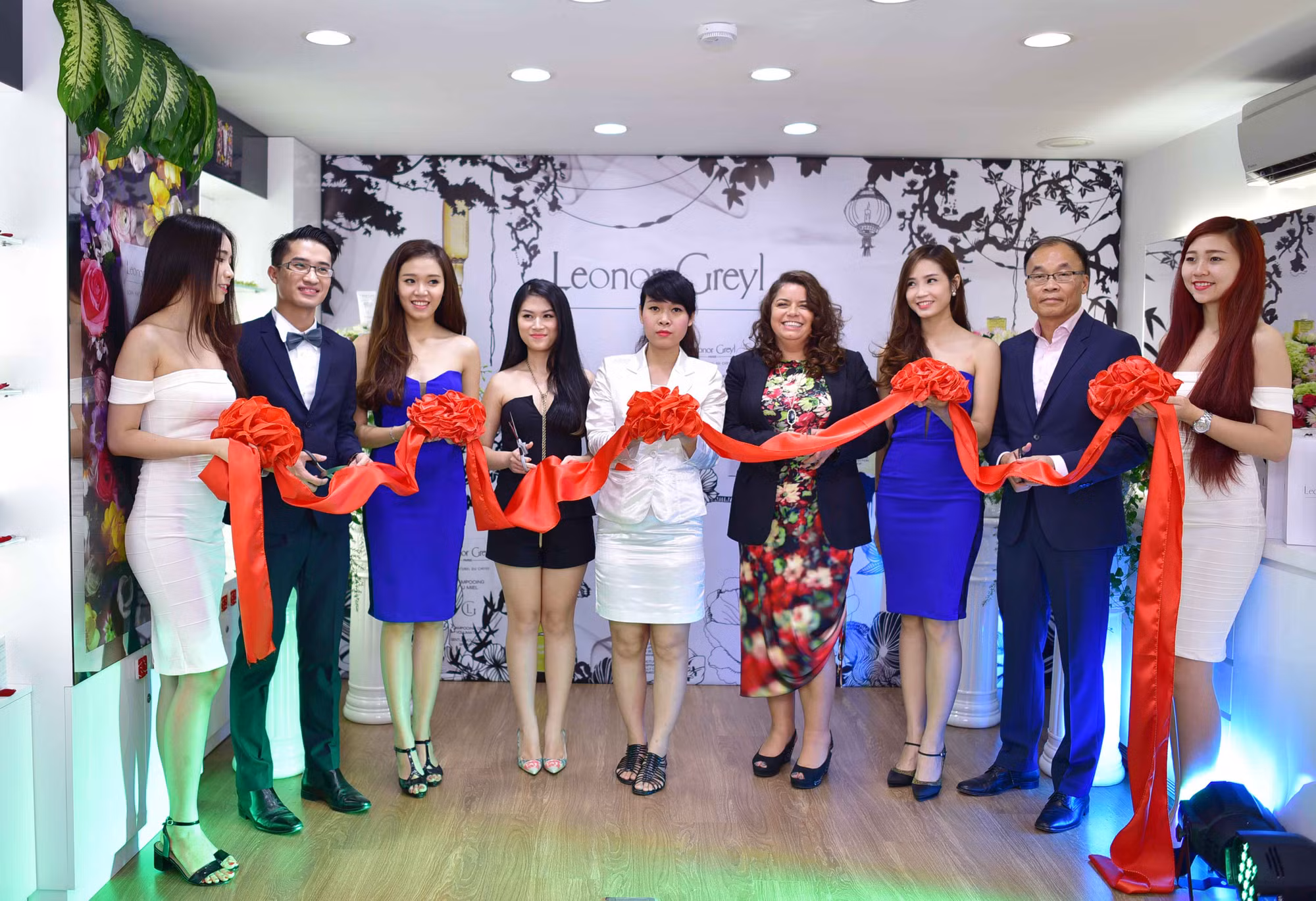 Bà Caroline và ông Nguyễn Hoàng Quý cắt băng khai trương Leonor Greyl tại TP. Hồ Chí Minh.