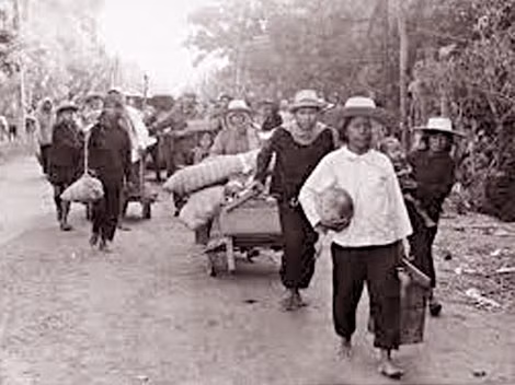 Người dân Campuchia chạy ra khỏi làng mạc để tránh những cuộc ném bom của không quân Mỹ.