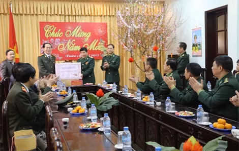 Bộ trưởng Trần Đại Quang trao quà động viên CBCS Bộ đội Biên phòng tỉnh Lạng Sơn nhân dịp Tết Nguyên đán Ất Mùi.