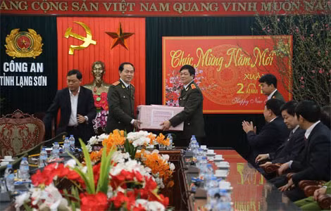 Bộ trưởng Trần Đại Quang trao quà động viên CBCS Công an tỉnh Lạng Sơn nhân dịp Tết Nguyên đán Ất Mùi.
