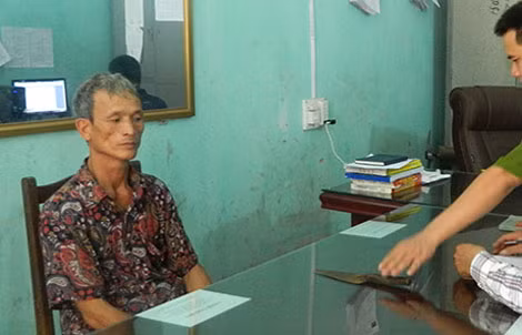 Đối tượng Chu Quang Đạo và con dao gây án.