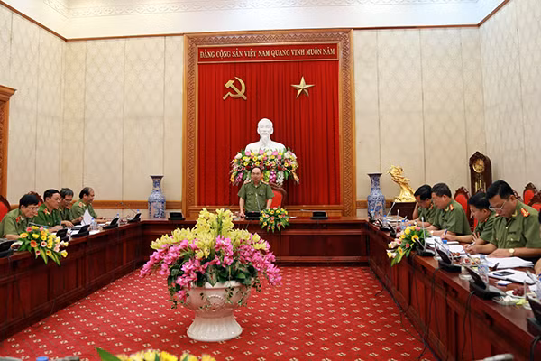 Trung tướng Bùi Quang Bền, UVTW Đảng, Thứ trưởng Bộ Công an, Trưởng Ban Chỉ đạo, phát biểu kết luận tại cuộc họp. Trung tướng Bùi Quang Bền, UVTW Đảng, Thứ trưởng Bộ Công an, Trưởng Ban Chỉ đạo, phát biểu kết luận tại cuộc họp.