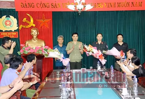 Đại tá Trần Anh Tuấn, Giám đốc Công an tỉnh Sơn La thưởng nóng cho các đơn vị tham gia phá án.