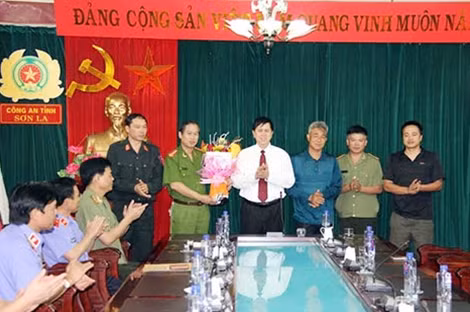 Đồng chí Cầm Ngọc Minh, Chủ tịch UBND tỉnh tặng hoa chúc mừng Ban chuyên án.