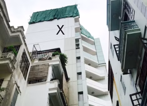 Công trình xây dựng sai phép ở số 3 ngõ 8 Lý Nam Đế (X) đang phải cưa ngọn do xây vượt tầng.
