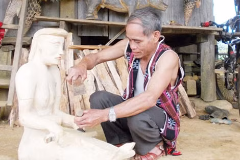 Già Blao đang hoàn thành bức tượng “Người phụ nữ dệt vải”.