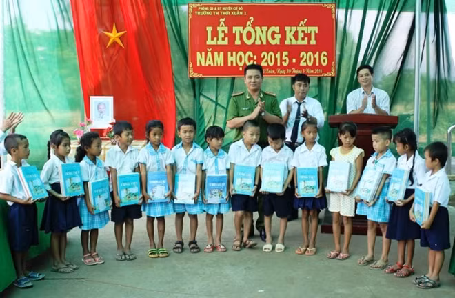 Các phần quà giúp động viên các em học sinh cố gắng vươn lên trong học tập.