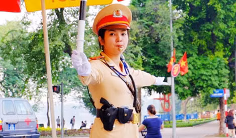Thượng úy Nguyễn Thị Thu Giang (cán bộ Đội 1- Phòng CSGT, Công an TP Hà Nội) tại chốt điều tiết giao thông...