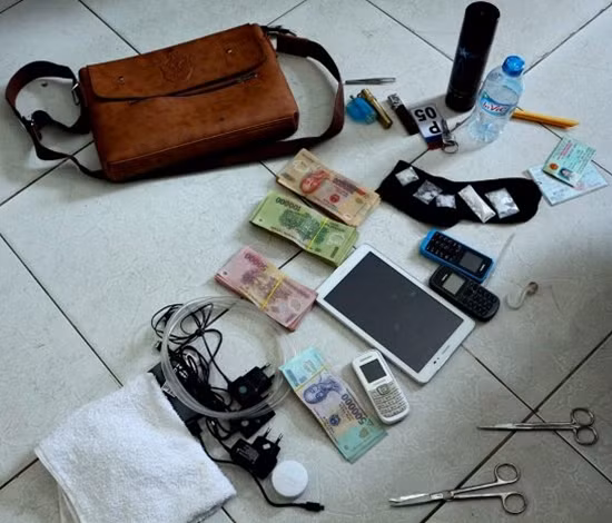 Cùng nhiều tang vật khác.