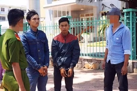 Cơ quan công an làm việc với 2 đối tượng ở hiện trường.