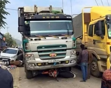 Một chiếc xe máy bị cuốn vào gầm xe tải.