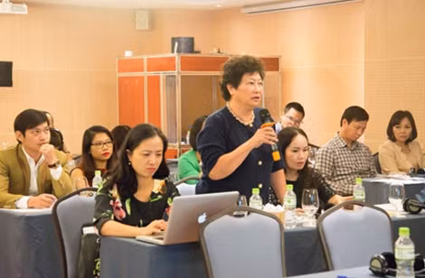 Bà Lê Thị Ngọc Thủy (người đang phát biểu) trong một cuộc hội thảo.