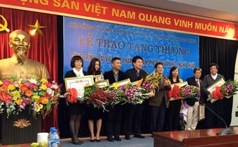 8 đơn vị báo chí được trao thưởng.