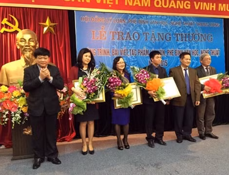 Trao thưởng các tác phẩm loại A.