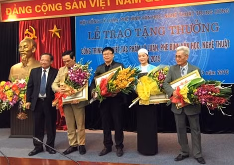 Trao thưởng các tác phẩm loại Khuyến khích.